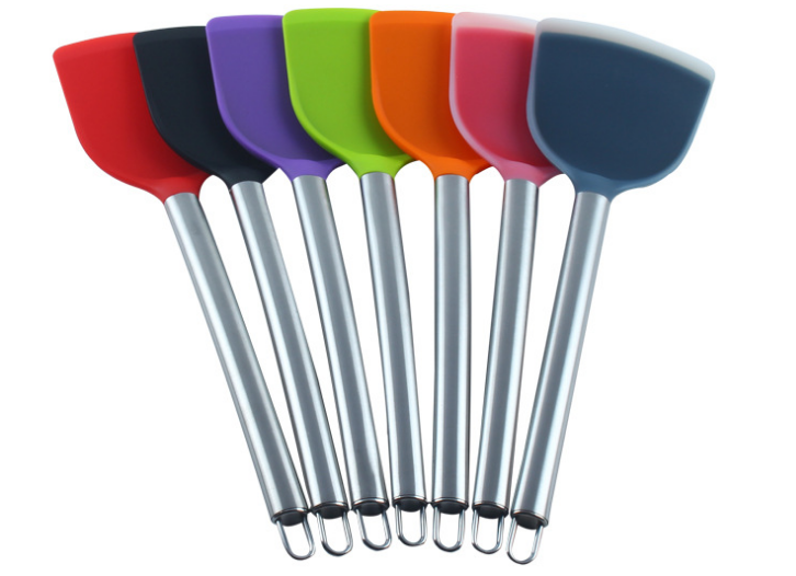 硅膠廚具耐高溫性能性能非常好，在高溫環(huán)境下不會(huì)產(chǎn)生毒物質(zhì)