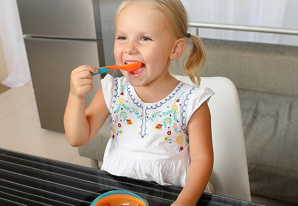 寶寶可以用硅膠勺子嗎-嬰兒用硅膠勺子安全嗎對孩子的身體好嗎，寶寶六個月以后，就可以添加輔食了，添加輔食對于小寶寶來說，可是打開了新世界的大門，他們可以用味蕾體驗這個豐富多彩的世界，品嘗媽媽精心準備的各種美食。寶寶在品嘗美味輔食之前還需要一把打開新世界大門的鑰匙，一把好用的硅膠勺子。相對于怎么給寶寶選擇奶瓶啊、選擇碗啊，給寶寶選擇一把合適的硅膠勺子更有講究！因為寶寶使用的勺子是什么材質、款式，包括其功能，這都是需要家長去考慮關注的問題！那么，寶寶可以用硅膠勺子嗎-嬰兒用硅膠勺子安全嗎對孩子的身體好嗎？