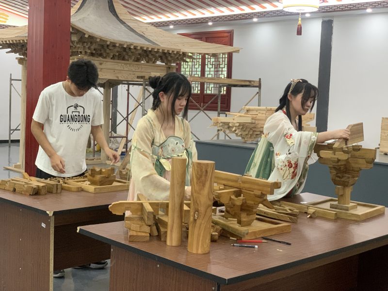 學(xué)生在實訓(xùn)室完成斗拱拼裝_副本.png
