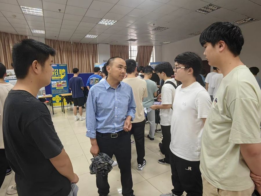 信息機電學(xué)院舉行“生態(tài)引領(lǐng) 智創(chuàng)未來“2024年林業(yè)智造專業(yè)群專場招聘會照片（3）.jpg