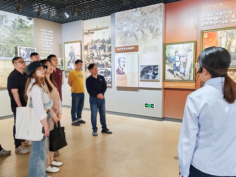 藝術(shù)設(shè)計(jì)學(xué)院黨總支赴紅安教育基地參觀學(xué)習(xí)照片（1）.jpg