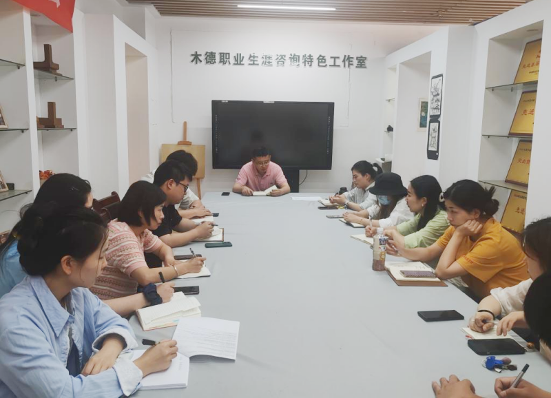 學(xué)院召開節(jié)前輔導(dǎo)員會議 筑牢校園管理與安全防線照片（1）.png
